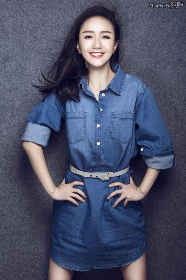 送你一个可人的小美女李倩 牛仔裙露白皙腿(6/6)