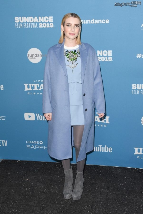 Post-90s female star Emma Roberts wears gray pantyhose on her beautiful legs in winter(2/12)