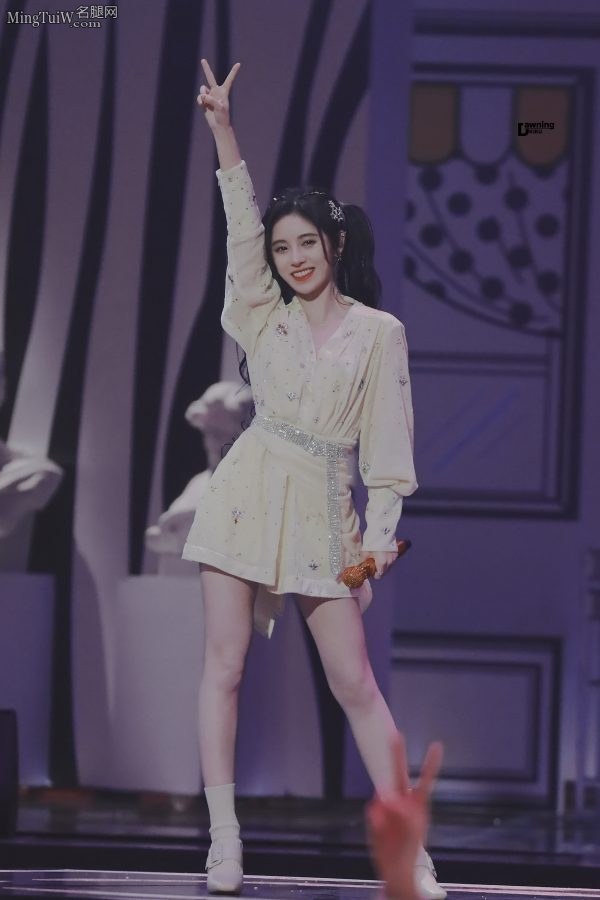 鞠婧祎表演可爱舞蹈狂秀玉腿(22/26)