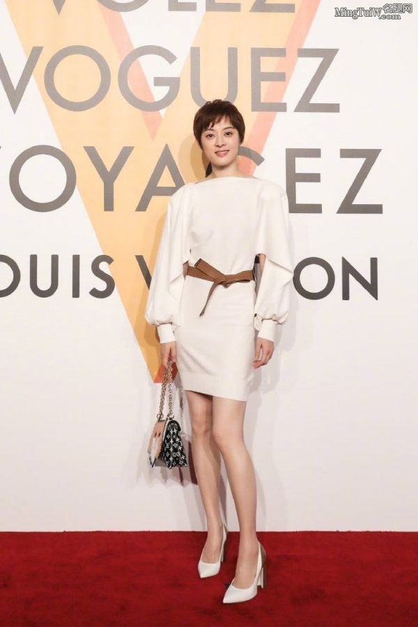 精品短发女星孙俪高跟美腿锃亮出席时尚活动(3/9)