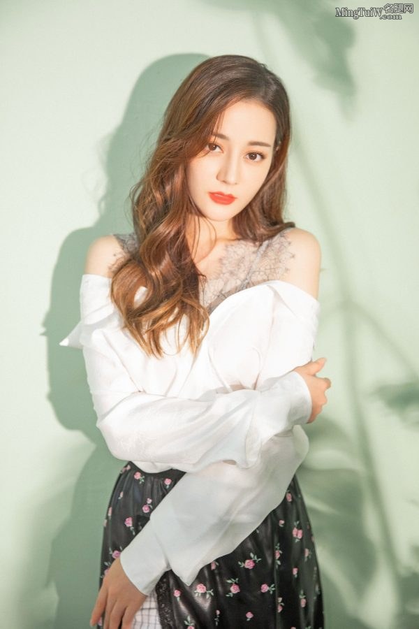 舔屏美丽热巴的极致美腿(3/15)