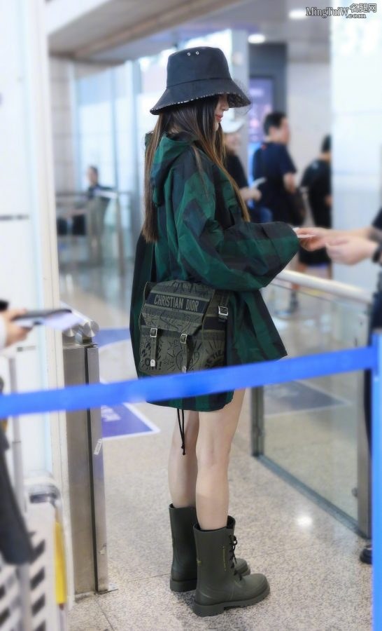 女星杨颖穿绿色上衣露白皙美腿下身衣服消失(2/2)