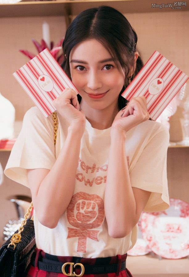 Angelababy红色格子短裙配黑色短靴露玉腿少女感十足(4/9)