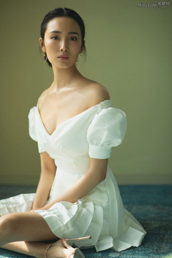 高挑优雅的女星王紫璇身穿低胸白裙 长腿凉高跟鞋代言(5/7)