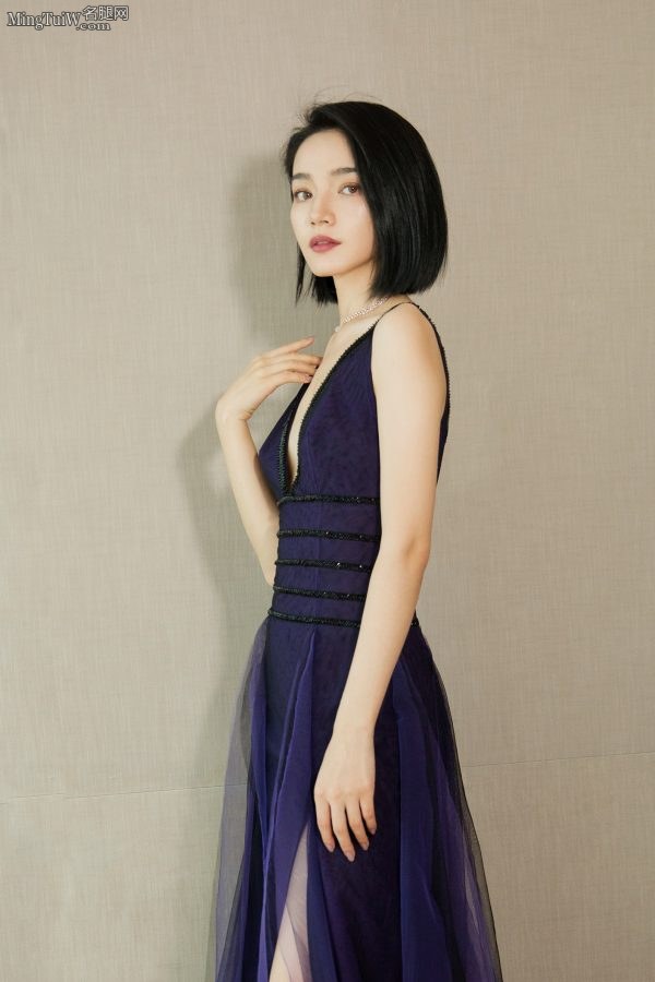 代斯身穿低胸开叉礼服举手投足性感优雅(3/4)