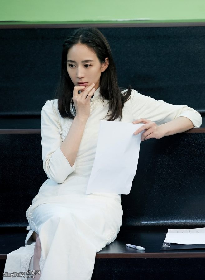 《我就是演员》张钧甯穿旗袍精彩表演光脚趴在地板上(8/11)