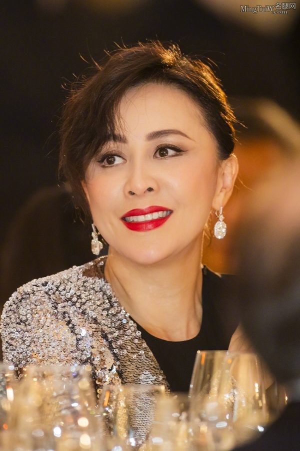 短发气质熟韵刘嘉玲穿开叉裙秀美腿(6/8)