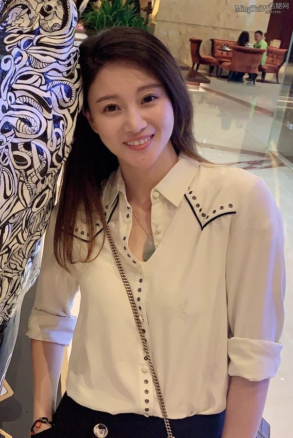 侯梦莎穿小白鞋秀长直的美腿(2/3)
