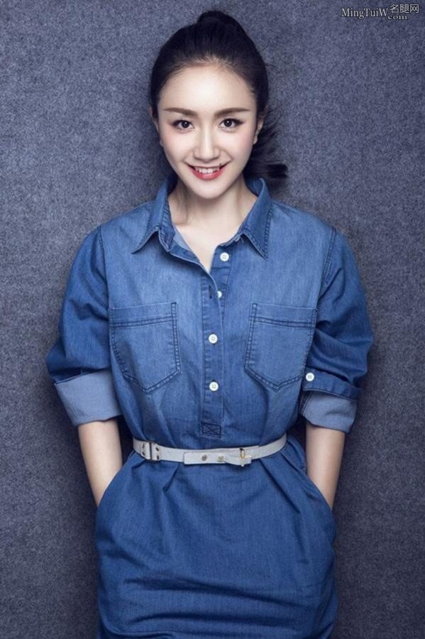 送你一个可人的小美女李倩 牛仔裙露白皙腿(3/6)