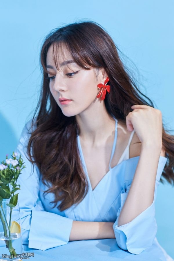  Dilireba has a fresh blue style. Her two long legs are long, smooth and straight(9/17)