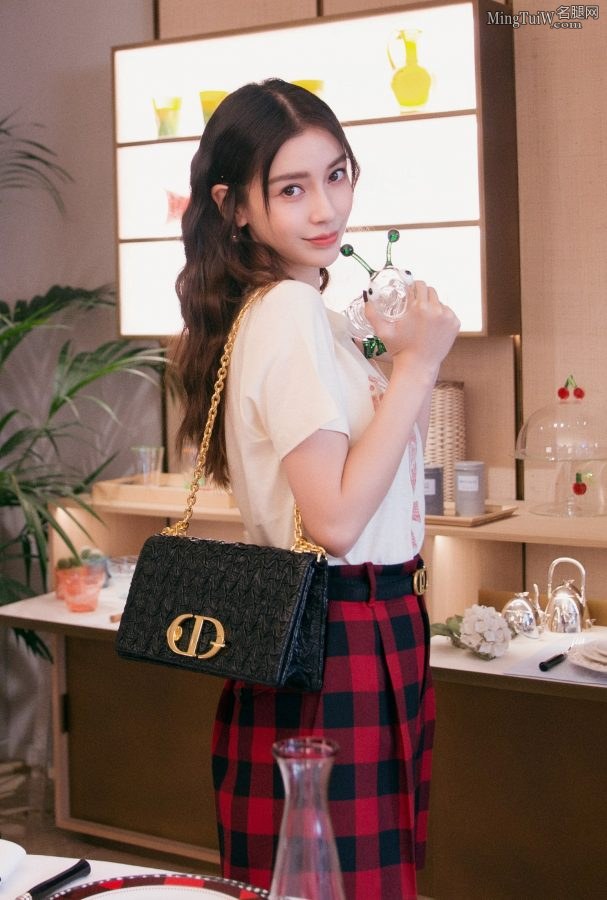 Angelababy红色格子短裙配黑色短靴露玉腿少女感十足(5/9)