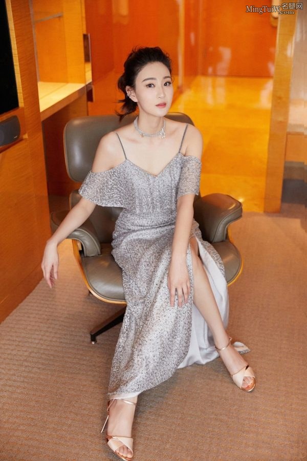 女星侯梦莎身穿吊带长裙小露玉腿气质优雅(1/6)