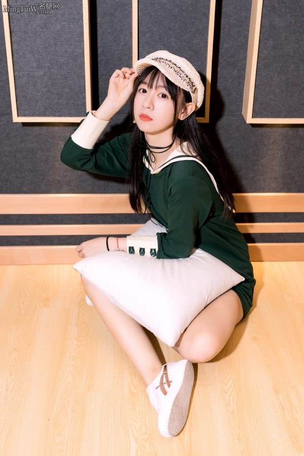 刘木子脚穿回力小白鞋 美腿散发少女芬芳(2/3)