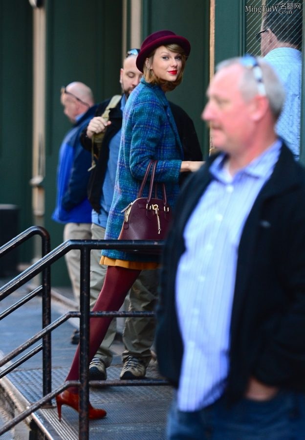 Taylor Swift紫色丝袜大长腿从凯迪拉克SUV里下车(29/29)