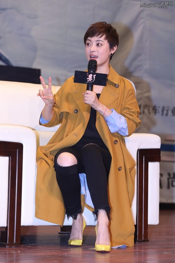 孙俪娘娘穿破洞牛仔裤白皙的美足上穿了黄色的细高跟鞋(9/32)