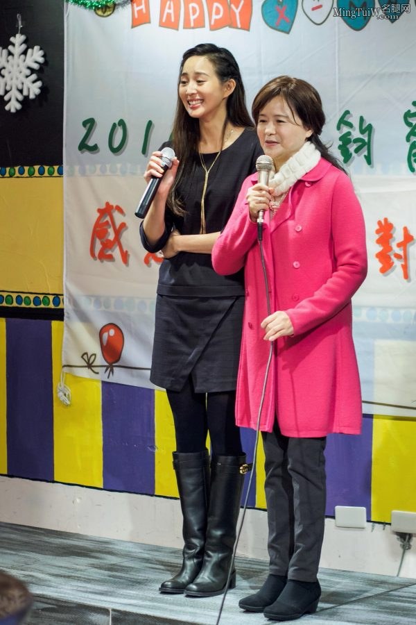 张钧甯在歌友会上厚黑丝裤袜靴子这是谁的女朋友(23/36)