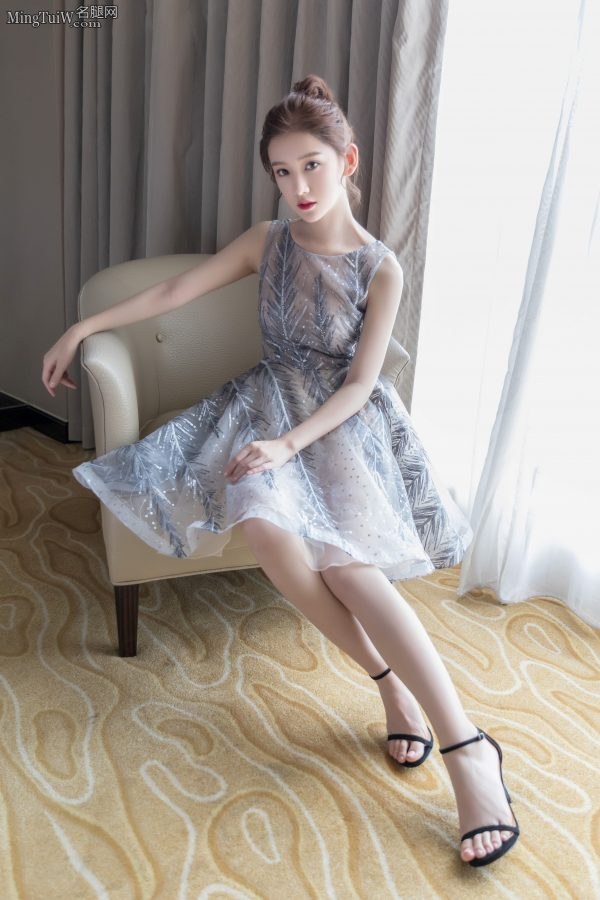 可爱的女生李沐宸地毯上的凉鞋玉足(1/3)