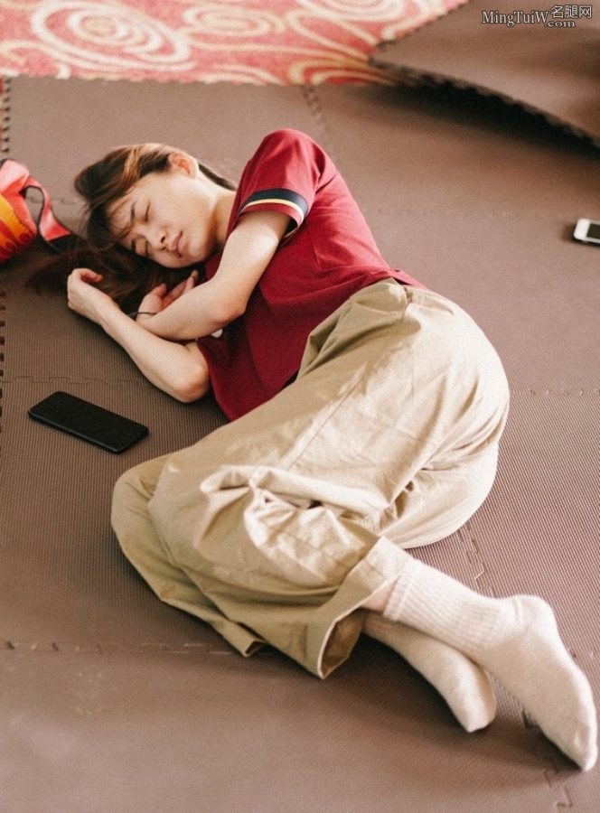 柴碧云运动累的睡着了拍她的棉袜小脚(1/5)