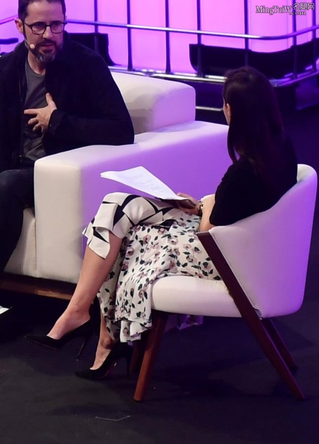 CNN美女记者Laurie Segall穿细高跟鞋优雅翘腿现场采访(5/8)