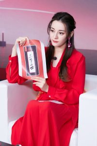 古风味道的小姐姐迪丽热巴代言手游 白皙美足完美