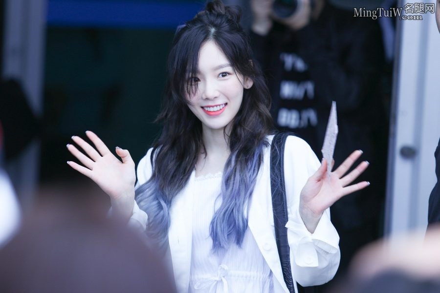 可爱的美少女金泰妍穿牛仔短裤美腿细又白(6/7)
