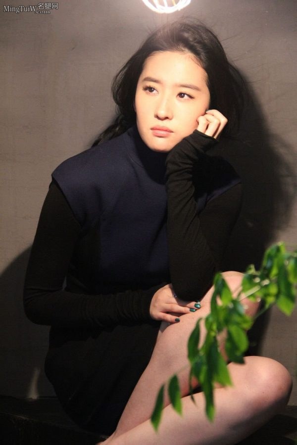 神仙美女刘亦菲写真镜头前秀腿很有真实感(6/9)