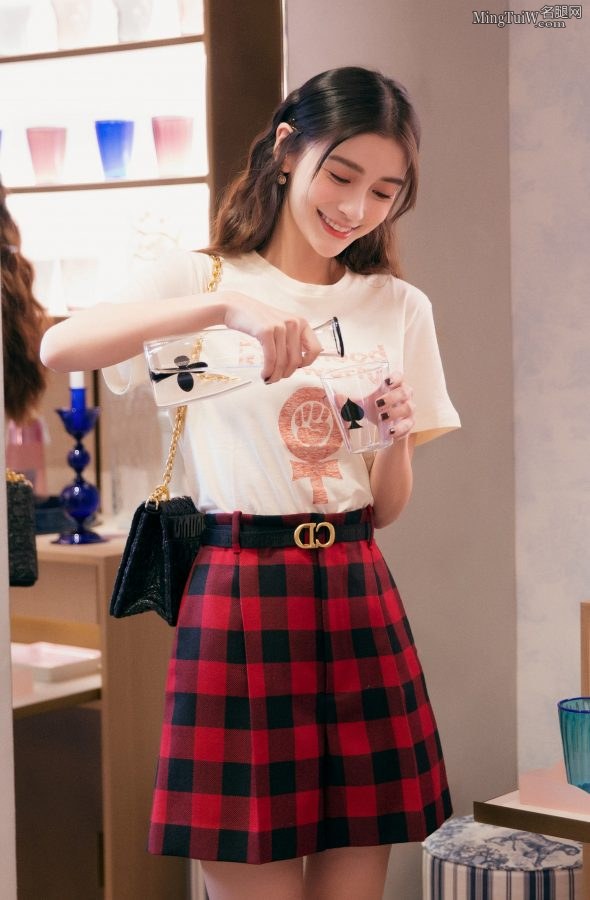 Angelababy红色格子短裙配黑色短靴露玉腿少女感十足(6/9)