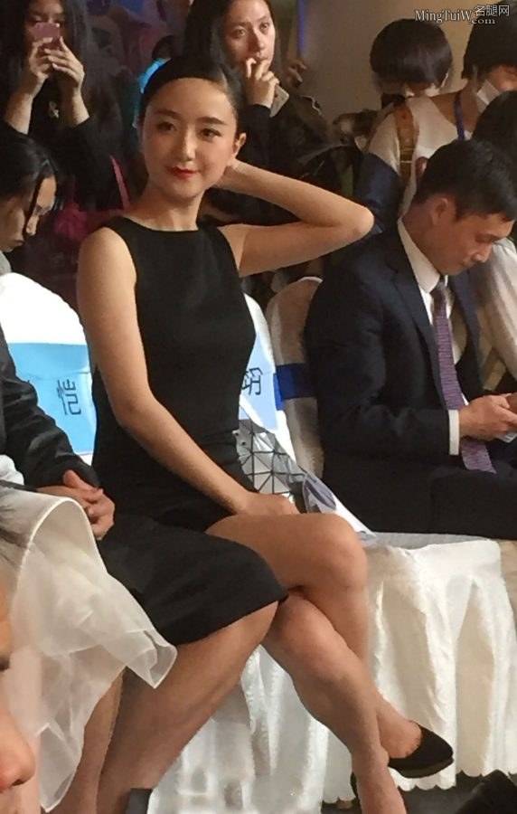 女星李倩超短裙夹麻花腿(2/7)