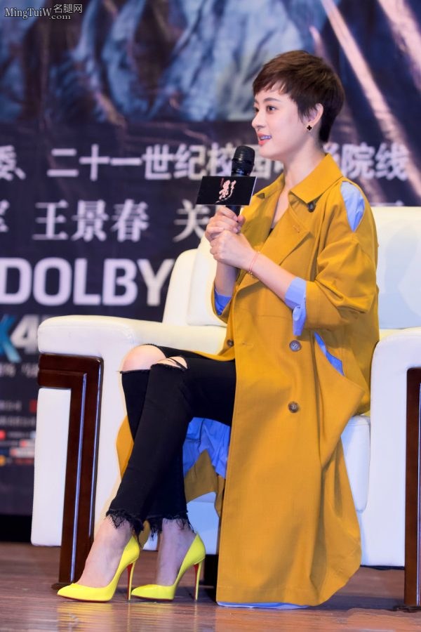 孙俪娘娘穿破洞牛仔裤白皙的美足上穿了黄色的细高跟鞋(23/32)