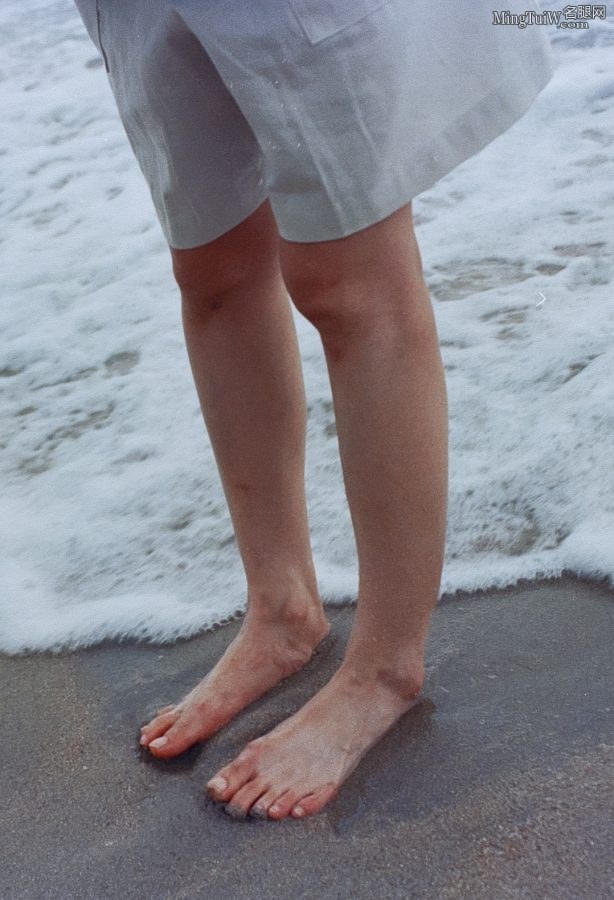 光着脚丫踩在沙滩上的柴碧云（第2张/共5张）