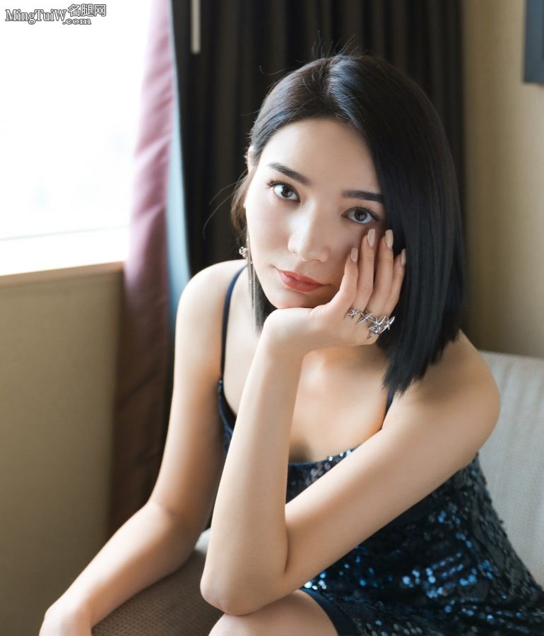 代斯身穿蓝色紧身裙身材纤细玉足白皙(2/8)
