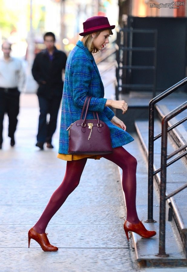 Taylor Swift紫色丝袜大长腿从凯迪拉克SUV里下车(26/29)