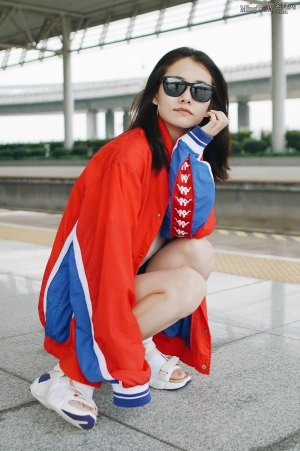 甜心儿美女柴碧云火车站秀玉腿(1/4)