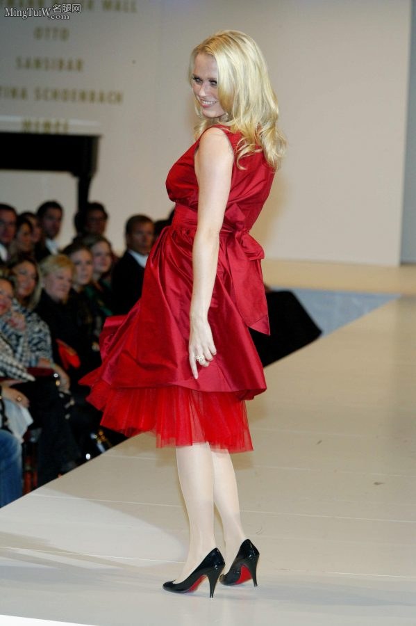 Nova Meierhenrich金发红裙在T台走秀（第1张/共7张）