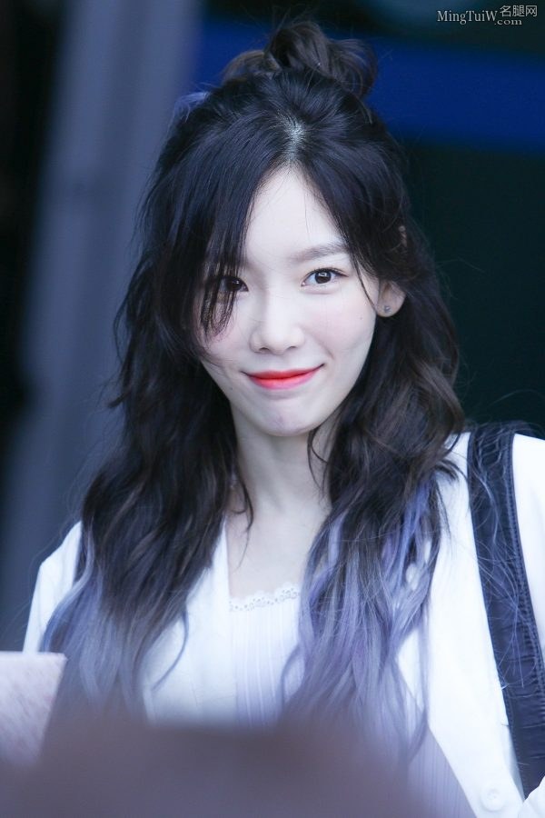Cute beauty Kim Taeyeon wears denim shorts and has beautiful thin and white legs(3/7)
