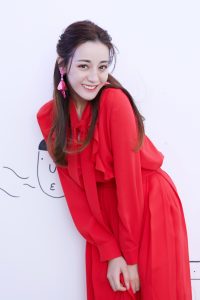 古风味道的小姐姐迪丽热巴代言手游 白皙美足完美