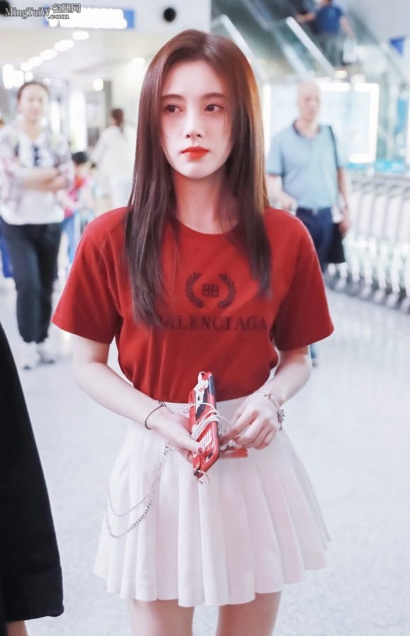 Ju Jingyi appeared at the airport in a short skirt and T-shirt with small and firm breasts(2/16)