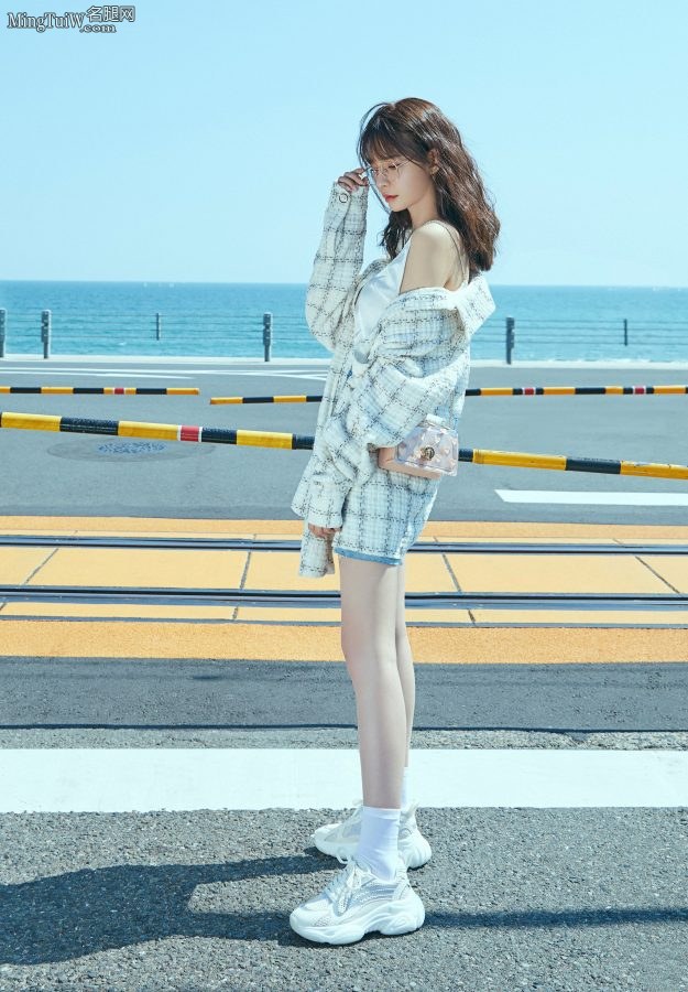 “眼镜妹”沈梦辰海边清爽写真少女感十足(3/4)