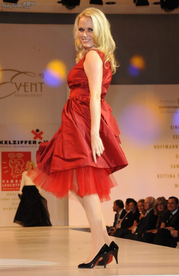 Nova Meierhenrich金发红裙在T台走秀（第3张/共7张）