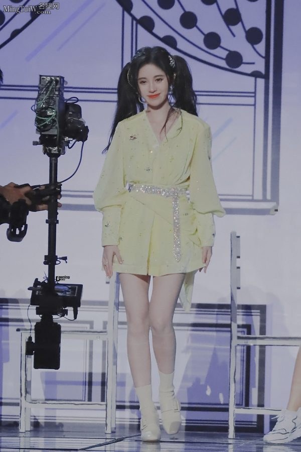 鞠婧祎表演可爱舞蹈狂秀玉腿(6/26)