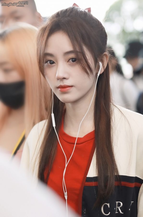 小仙女鞠婧祎穿短裙外出 美美的样子惹人怜(2/10)