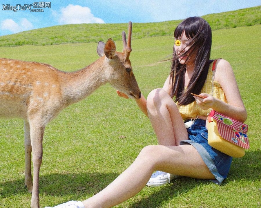 蒋依依秀白嫩腿在草地上喂鹿(2/4)
