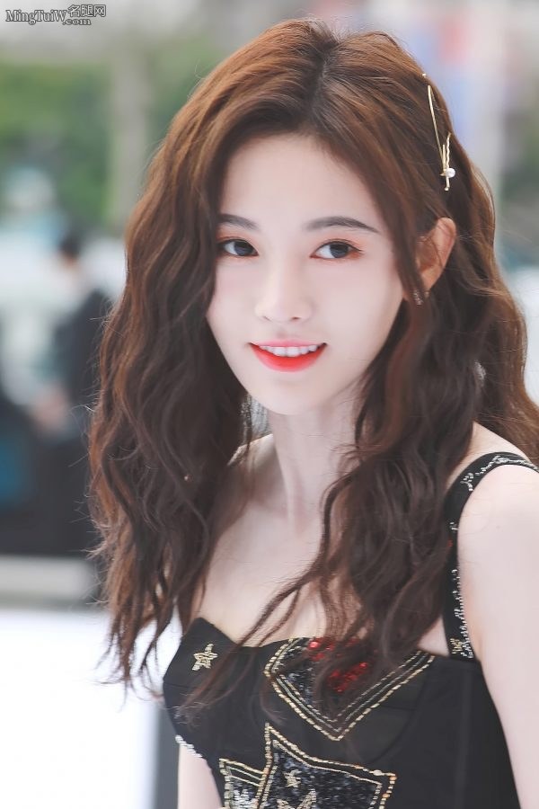 气质优雅皮肤白皙的小仙女鞠婧祎(8/14)