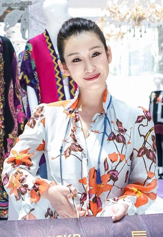 明媚的御姐秦海璐花裤子露脚指头(3/5)