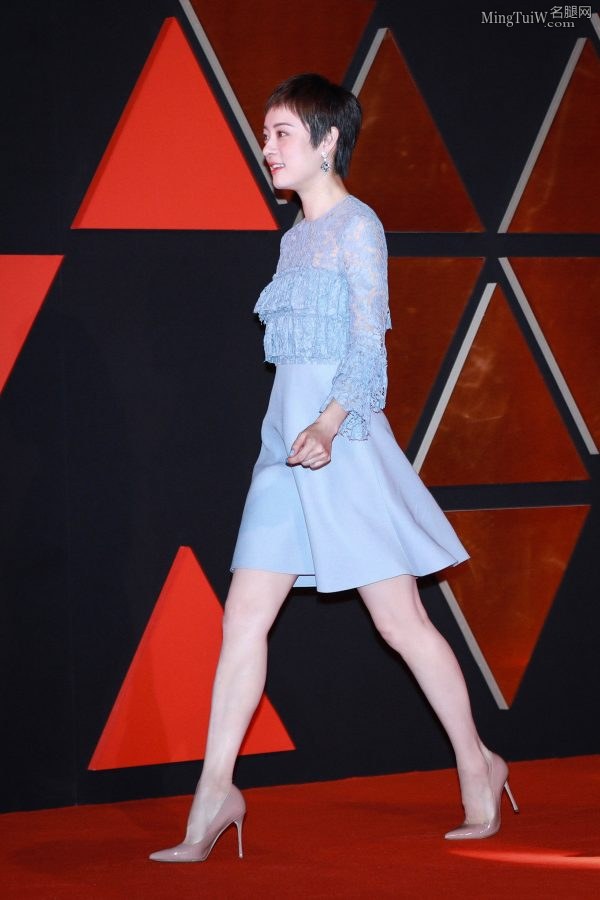 自信的女人最美俪,娘娘蓝裙高跟优雅出击(1/9)