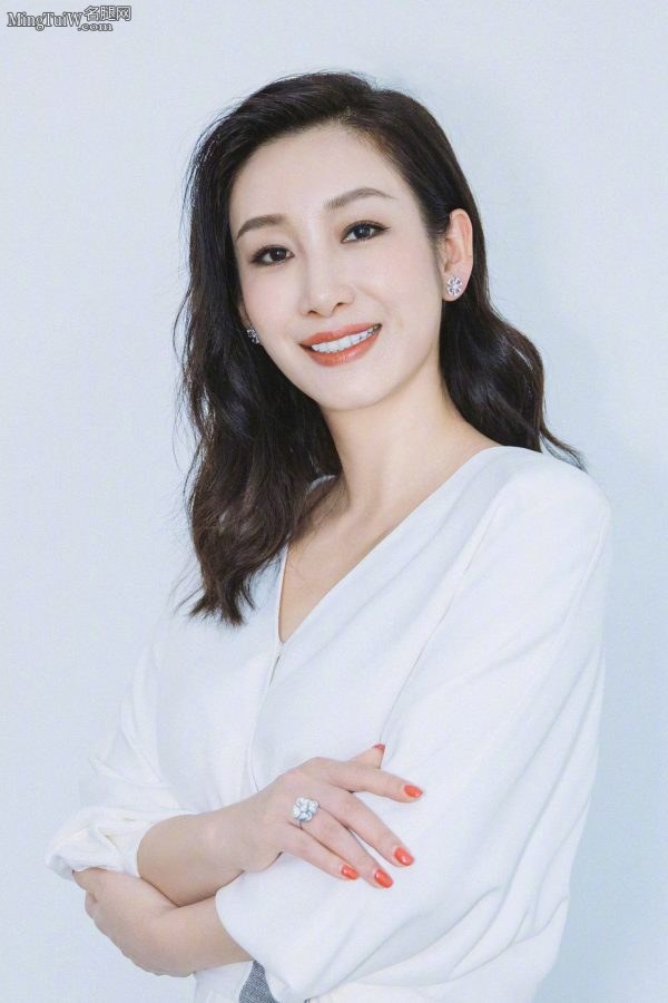 秦海璐身穿白色长裙踩细高跟显女人味(3/4)