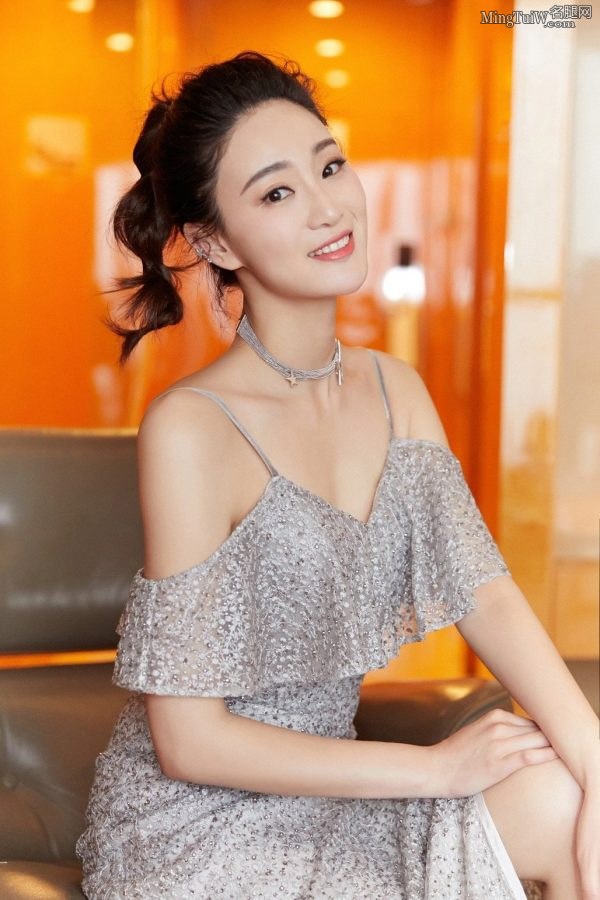 女星侯梦莎身穿吊带长裙小露玉腿气质优雅(3/6)