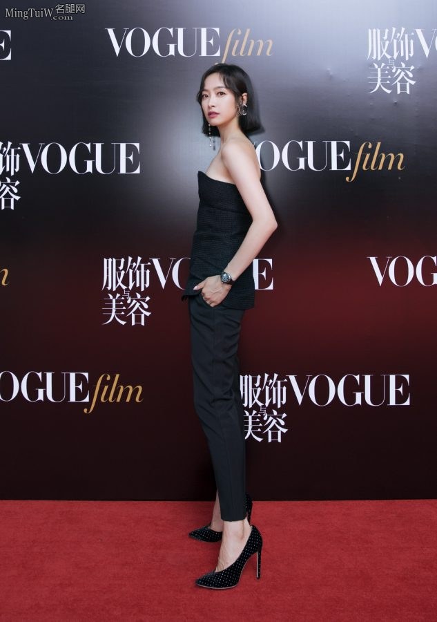 高挑骨感的女明星宋茜脚踩细高跟出席VOGUE时尚活动(1/2)