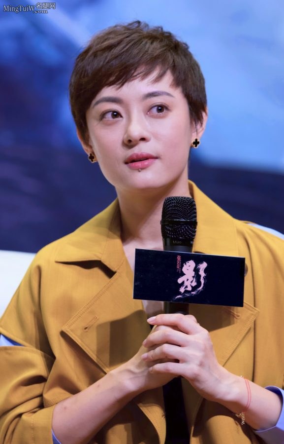 孙俪娘娘穿破洞牛仔裤白皙的美足上穿了黄色的细高跟鞋(26/32)