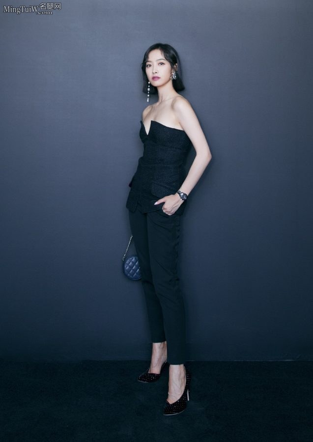 高挑骨感的女明星宋茜脚踩细高跟出席VOGUE时尚活动(2/2)